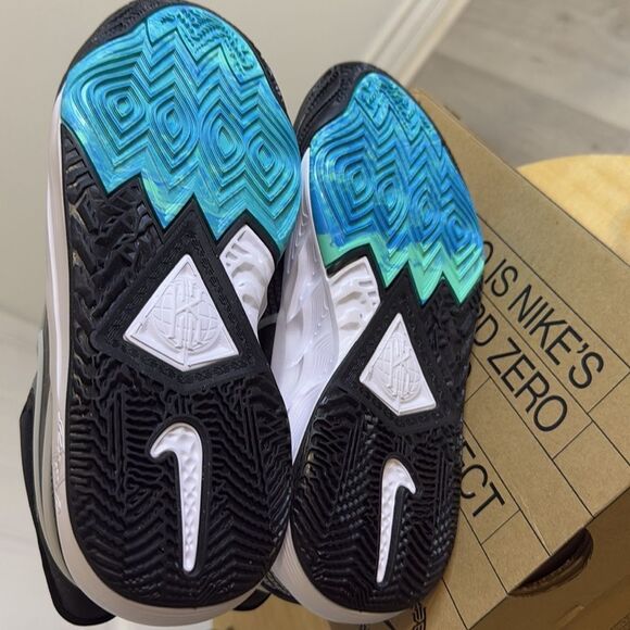 NEW- Nike Kyrie 8- Go GS Boys Shoes- Youth 7 (women’s 8.5) - Picture 5 of 9